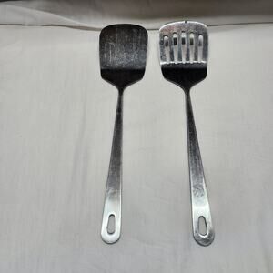 Set of 2 Wolfgang Puck heavy serving spatulas. One solid and 1 slotted. B45